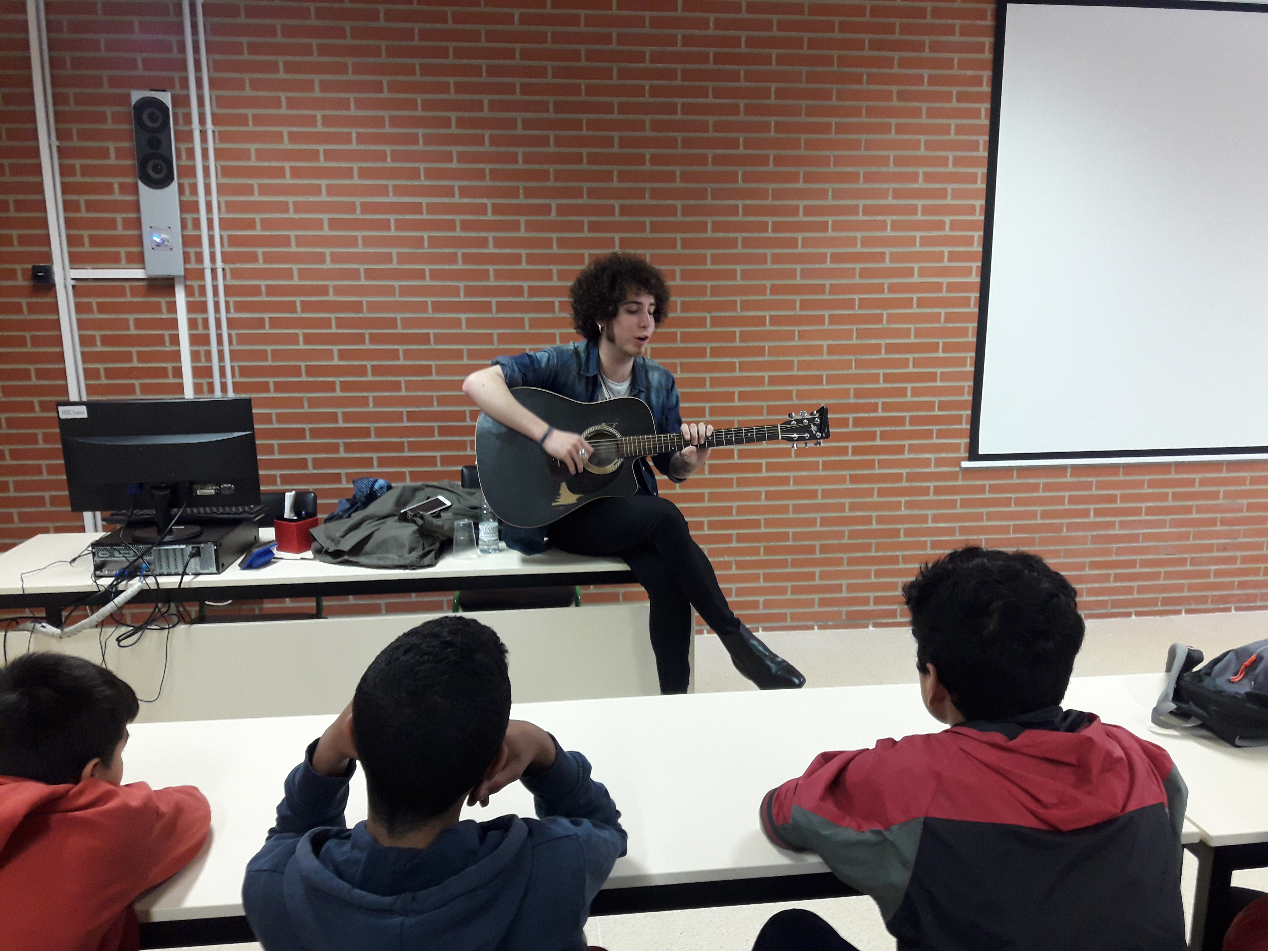 Charla con Alejo Huerta de “Con X The Banjo” en el Instituto Valle del Ebro